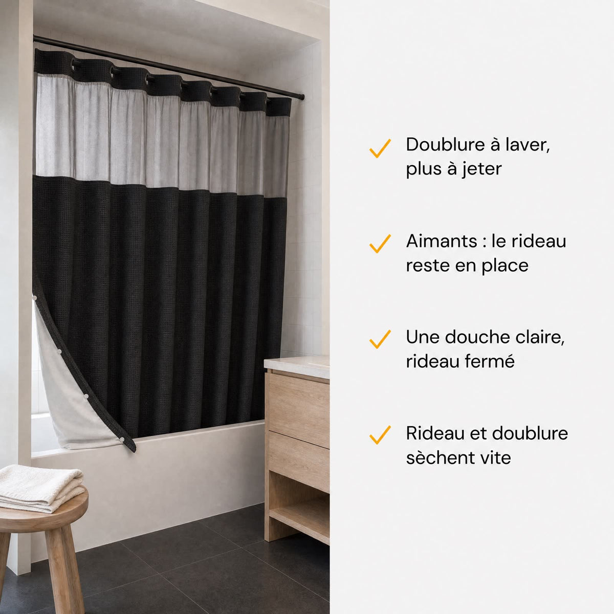Rideau de douche Aqualis™ noir tiré devant la baignoire, doublure blanche visible au coin, et ses quatre bénéfices