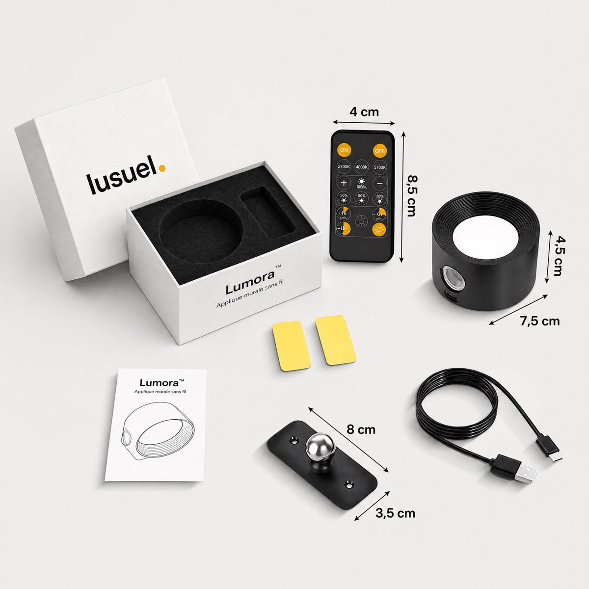 Contenu du coffret Lumora™ : applique, support magnétique, télécommande, adhésifs, câble USB-C et notice