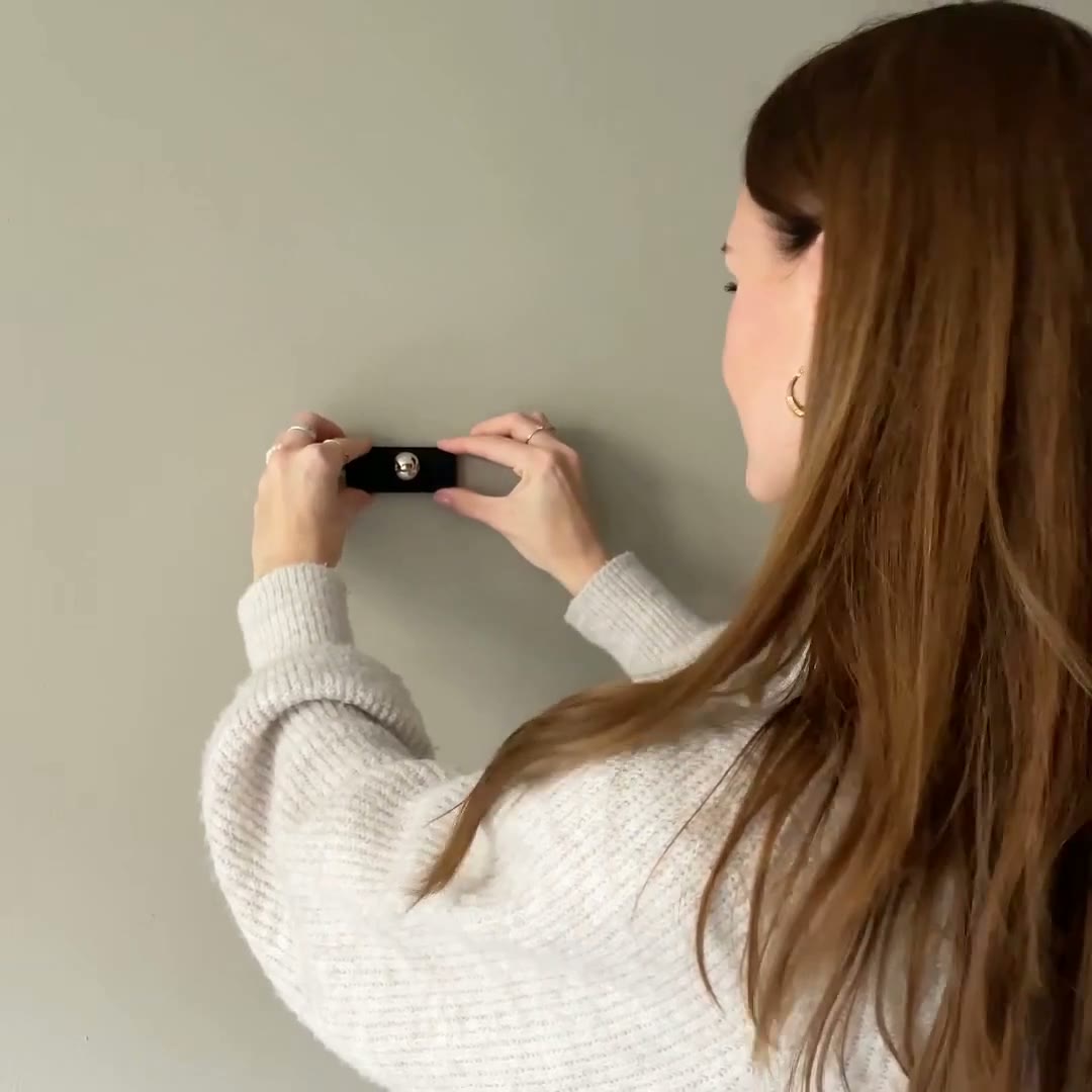 Support de Lumora™ collé au mur