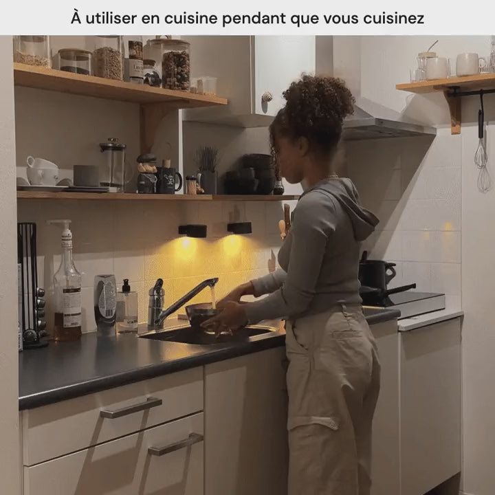 Lumora™ en cuisine, au chevet, en lecture, en lampe de poche, au salon, sur des tableaux, dans l'escalier, la salle de bain et au bureau